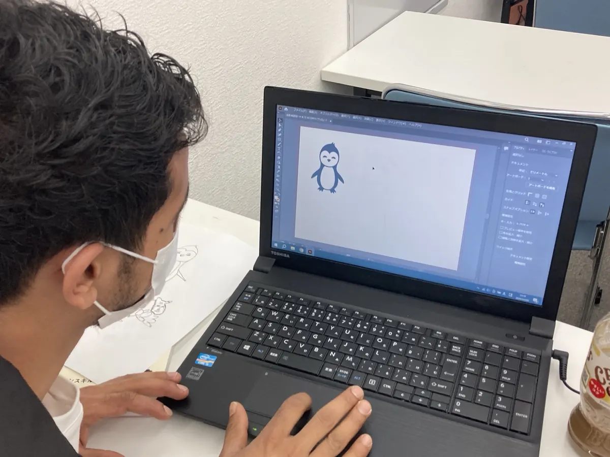 学生がパソコンで制作している様子